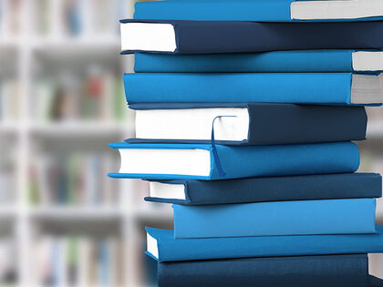 Teaserbild B%C3%BCcher Dunkel Blau 698x524px