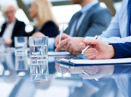 Teaserbild Konferenz Dunkel Blau 698x524px