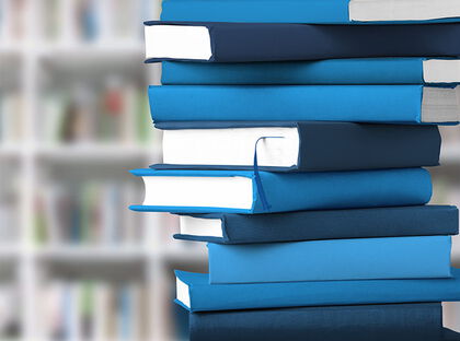 Teaserbild B%C3%BCcher Dunkel Blau 698x524px