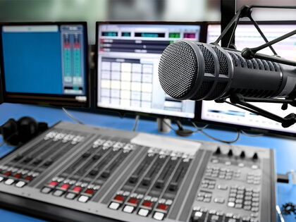 Teaserbild Mischpult 3 Dunkel Blau 698x524px